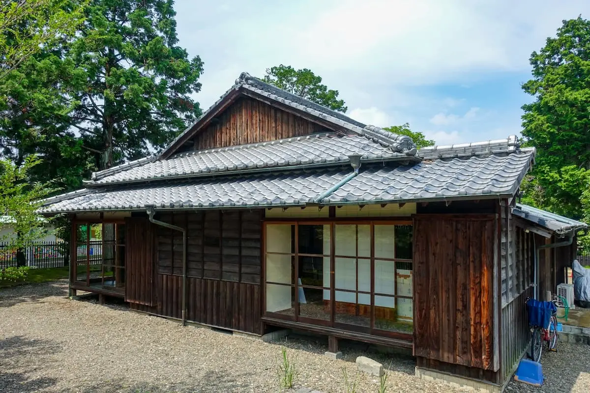 空き家になる実家を賃貸に出すメリットとリスクは？賃貸に出す流れと契約のポイント