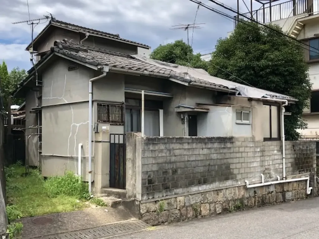 劣化した住居